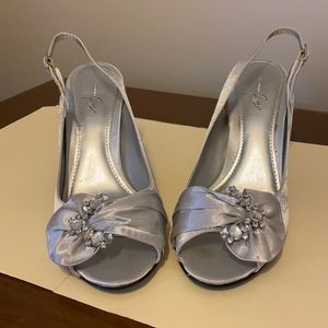 Silver satin opened toe pumps